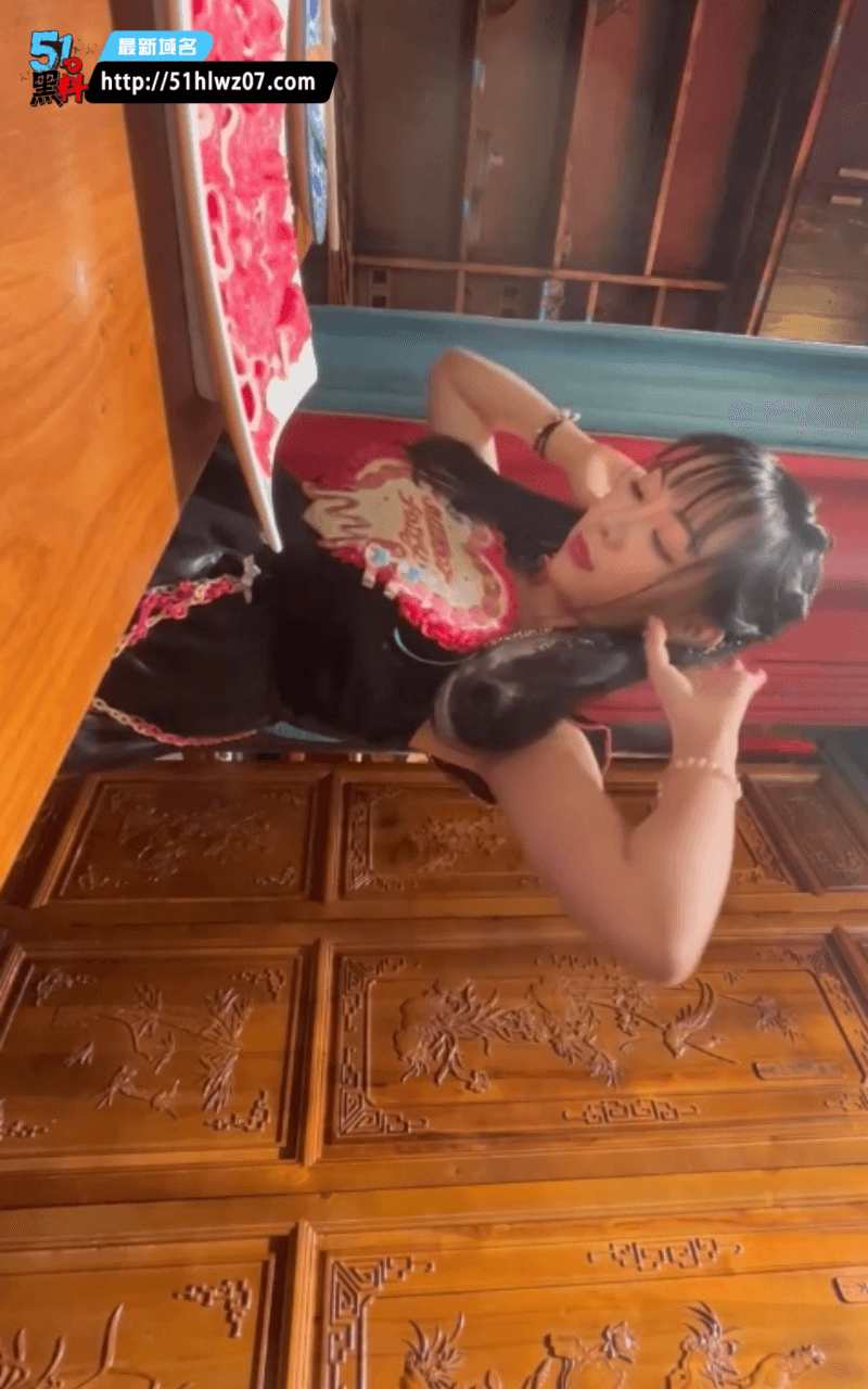 好家伙贝贝这波体育公园户外露出我是真没绷住，胸前那对简直要溢出来了 爆料