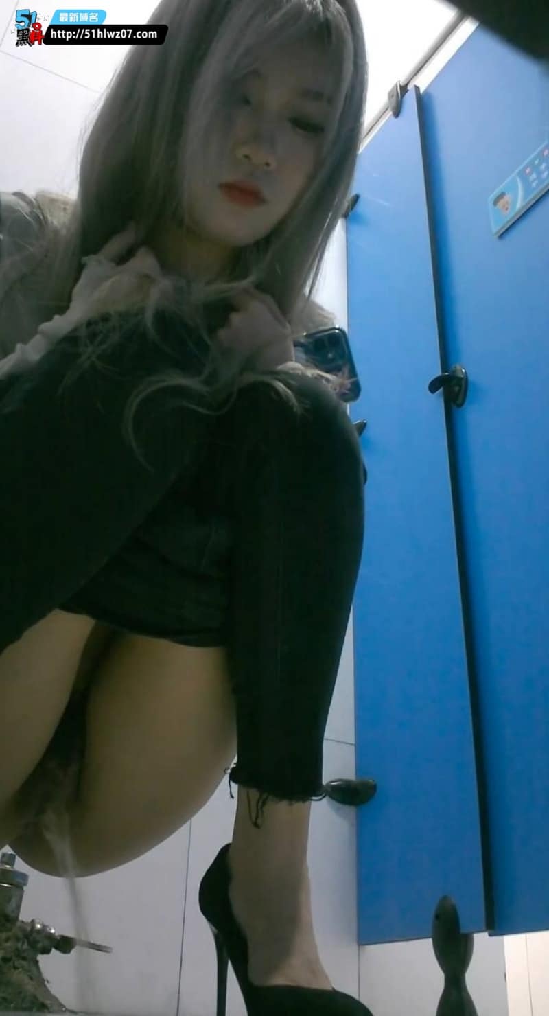 湖北艺术学院女厕偷拍，高颜值校花蹲坑细节太真实 高颜值小姐姐