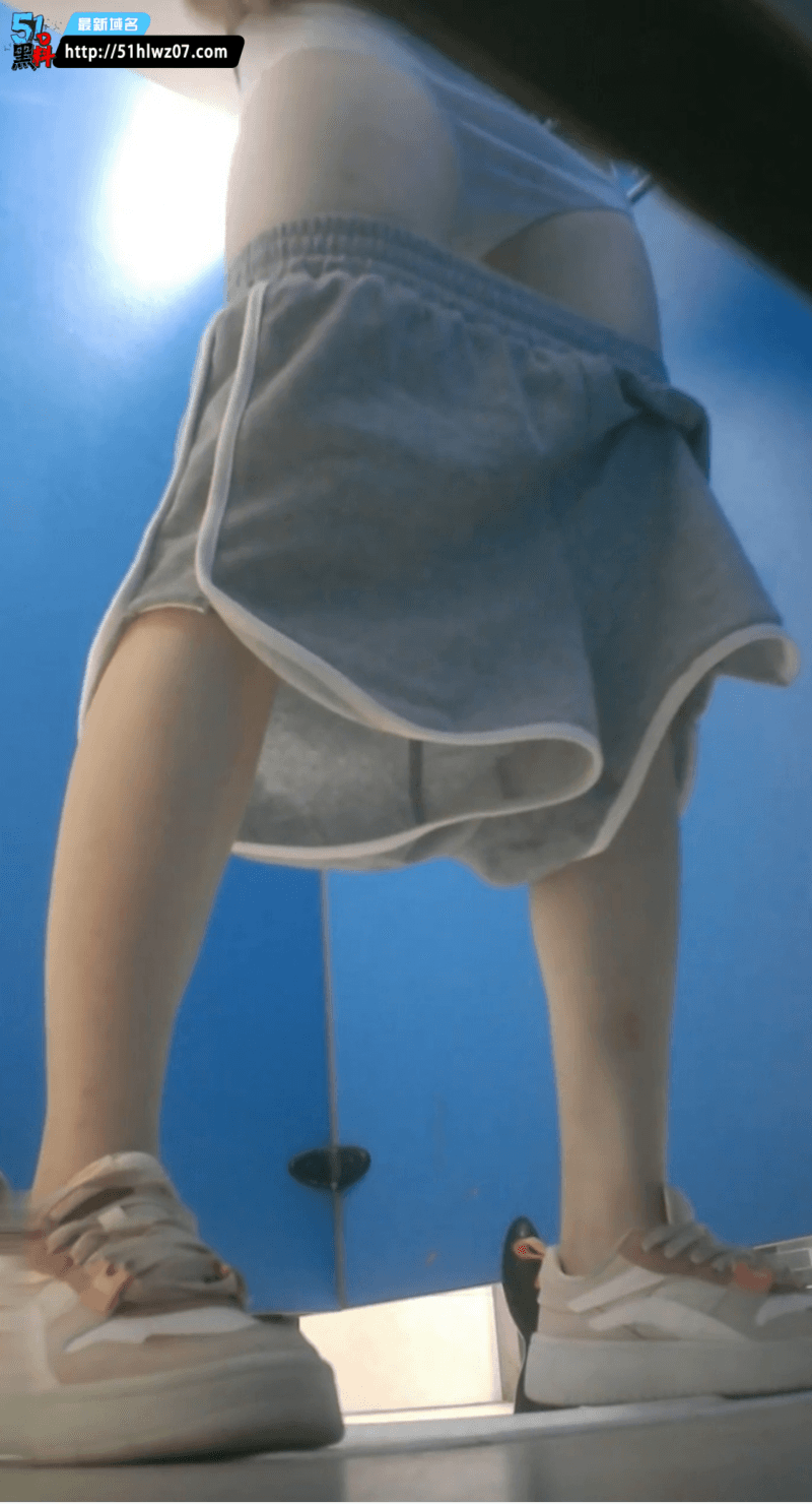 湖北艺术学院女厕偷拍，高颜值校花蹲坑细节太真实 反差