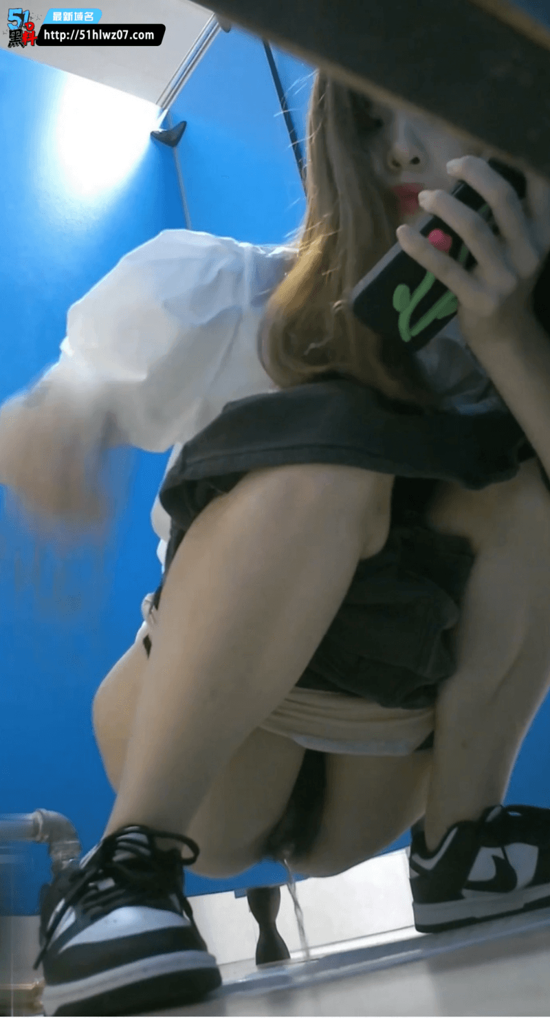 湖北艺术学院女厕偷拍，高颜值校花蹲坑细节太真实 猎奇
