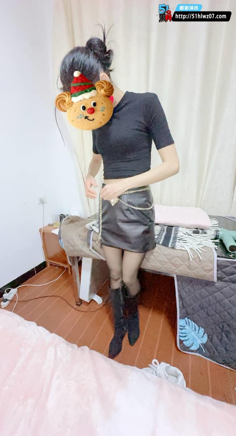 好家伙小姨子楼顶收衣服被姐夫无套狂插，黑丝大腿根全被蜜汁浸透了