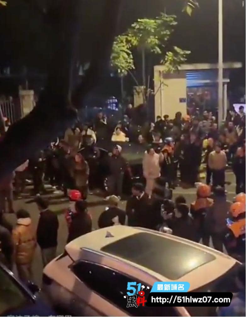 长沙合能璞丽骑手抗议这波真的顶丨物业双标禁车被围堵鸣笛太解气