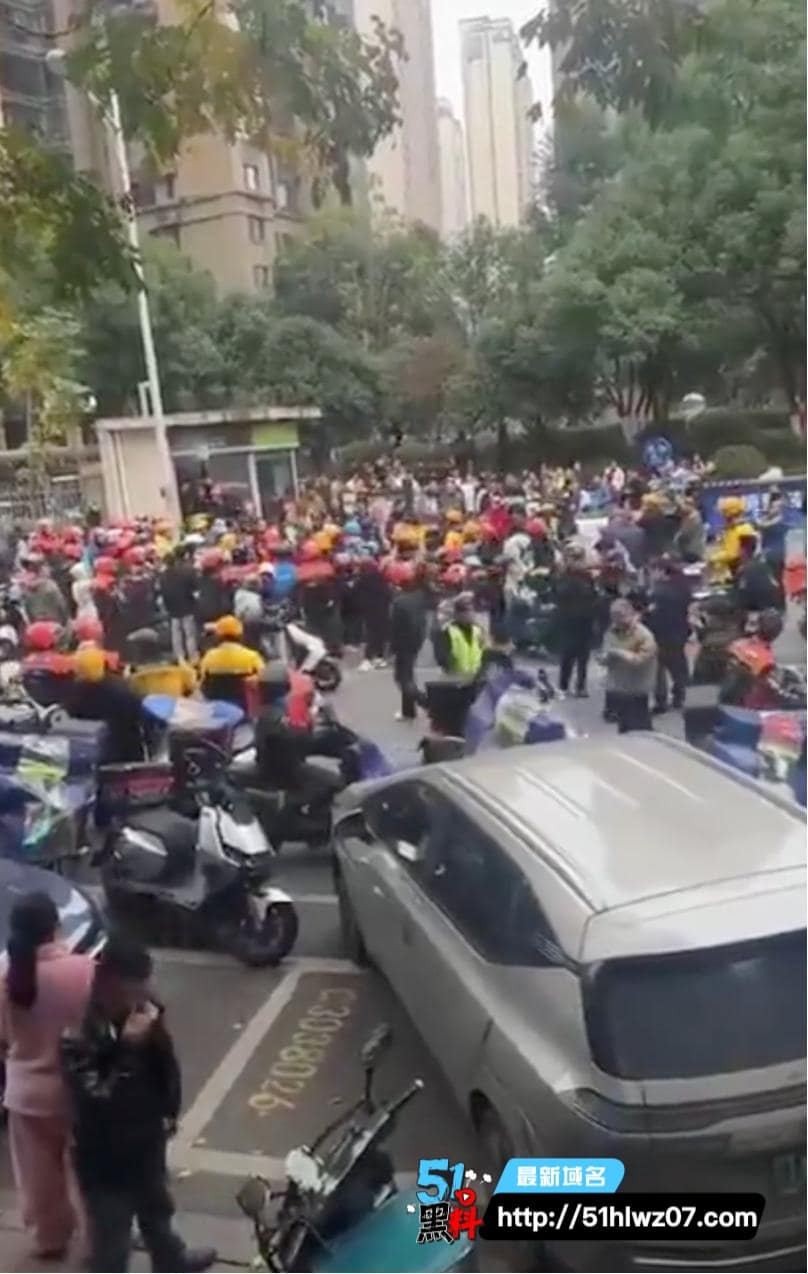 长沙合能璞丽骑手抗议这波真的顶丨物业双标禁车被围堵鸣笛太解气 美团饿了么抗议