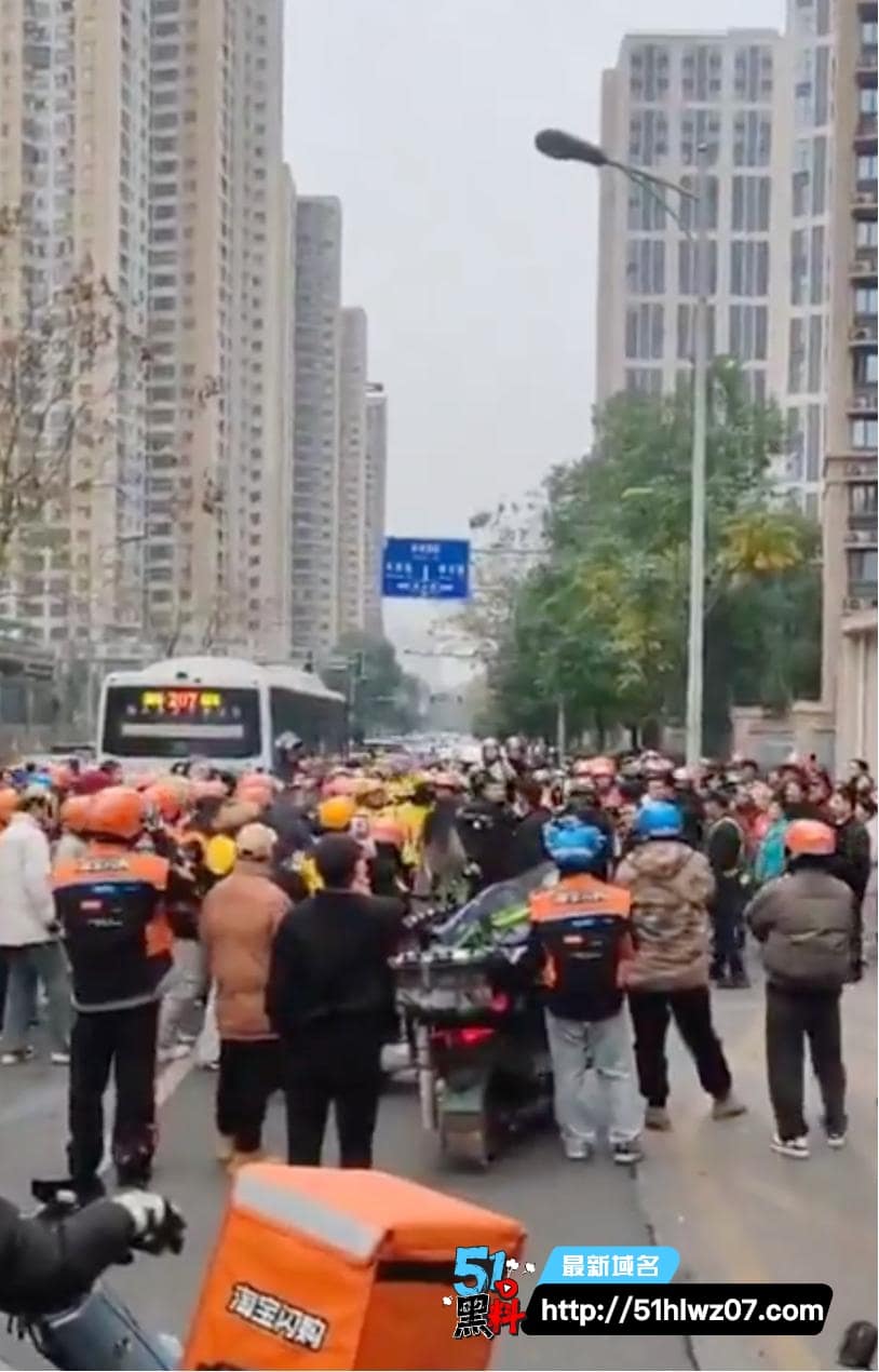 长沙合能璞丽骑手抗议这波真的顶丨物业双标禁车被围堵鸣笛太解气 长沙社会新闻