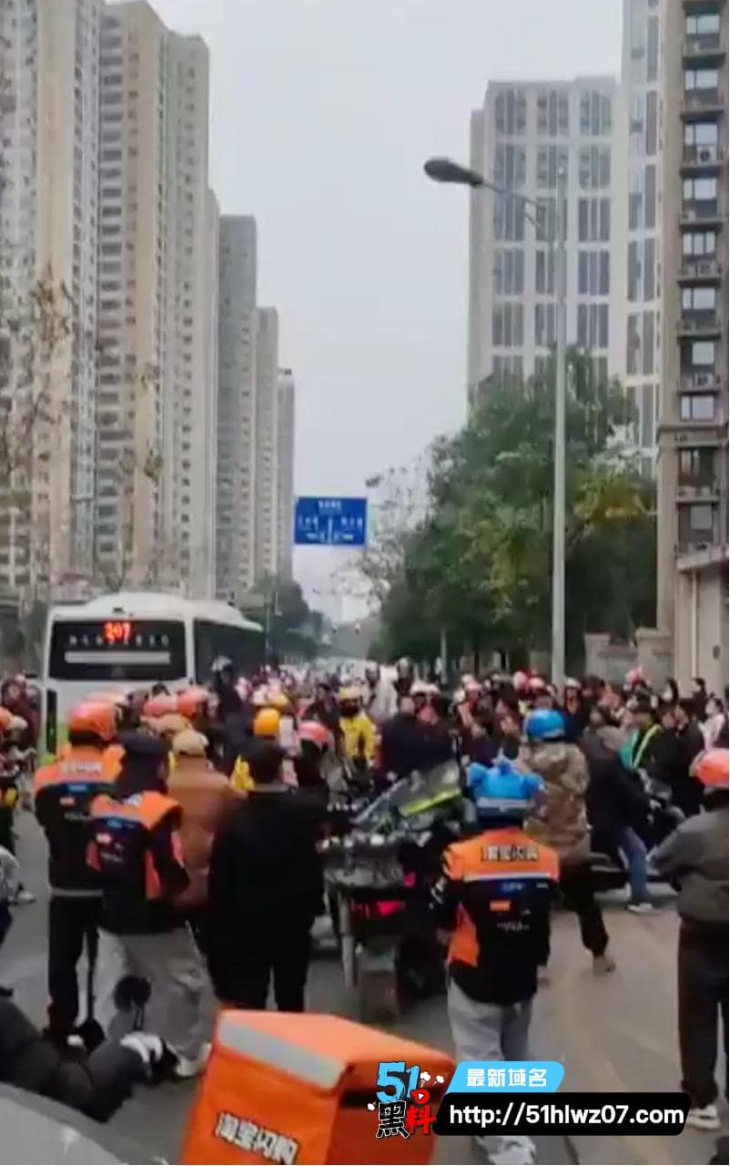 长沙合能璞丽骑手抗议这波真的顶丨物业双标禁车被围堵鸣笛太解气 爆料