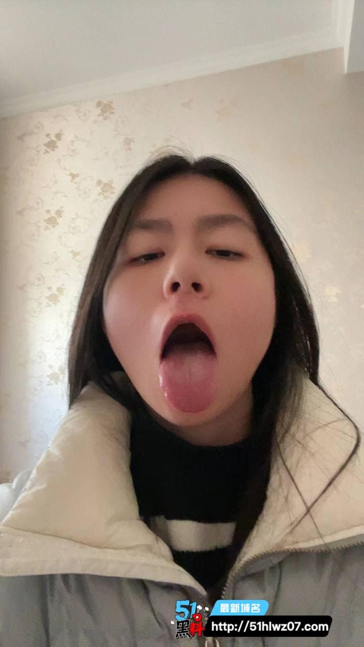 女大学生居家私密视频流出丨清纯嫩妹私下反差太猛直接翻白眼 高潮实录