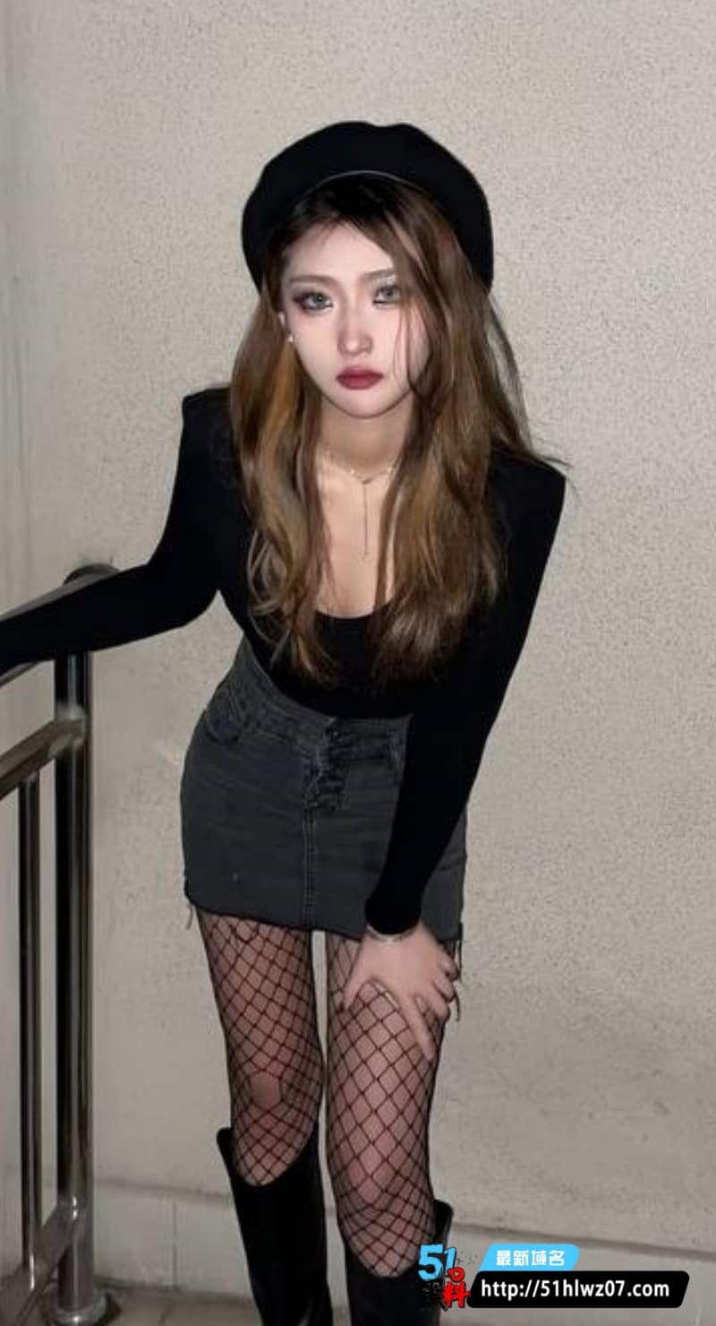 黑丝渔网袜这波真顶，极品美足在镜头前挑逗我直接看呆了