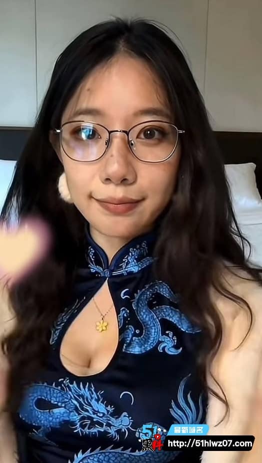 抖音眼镜美女反差黑料，背着男友舔屁眼被干到喊爸爸 快乐机