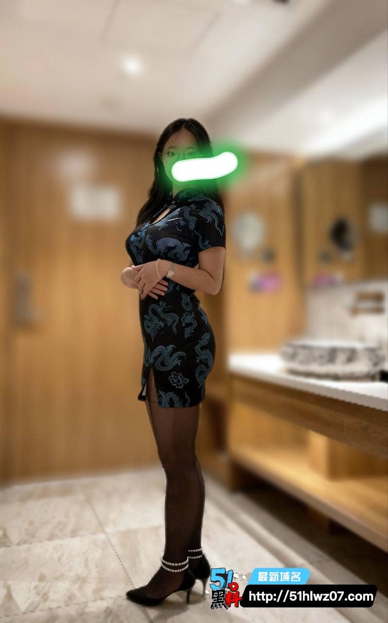 抖音眼镜美女反差黑料，背着男友舔屁眼被干到喊爸爸 网红