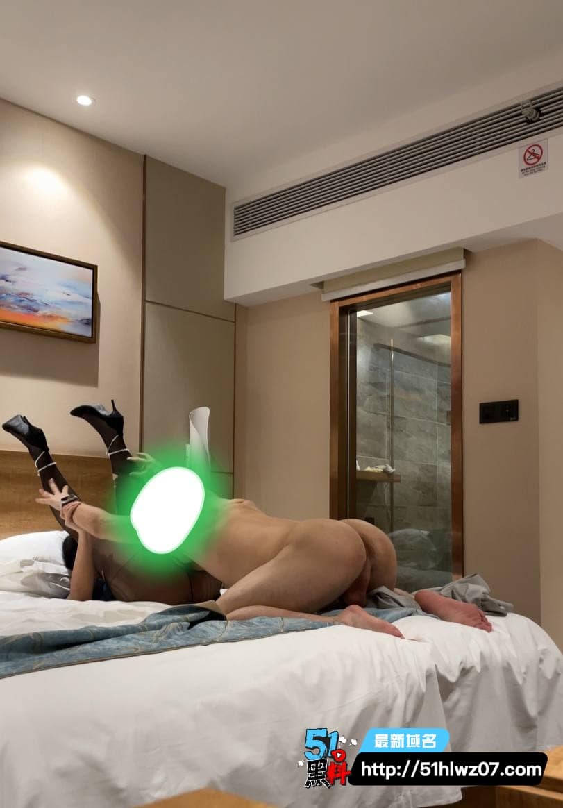 抖音眼镜美女反差黑料，背着男友舔屁眼被干到喊爸爸 福利