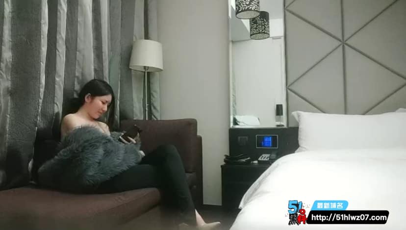 利哥探花这波极品高挑妹子我是真没绷住，腿长腰细居然这么不耐操