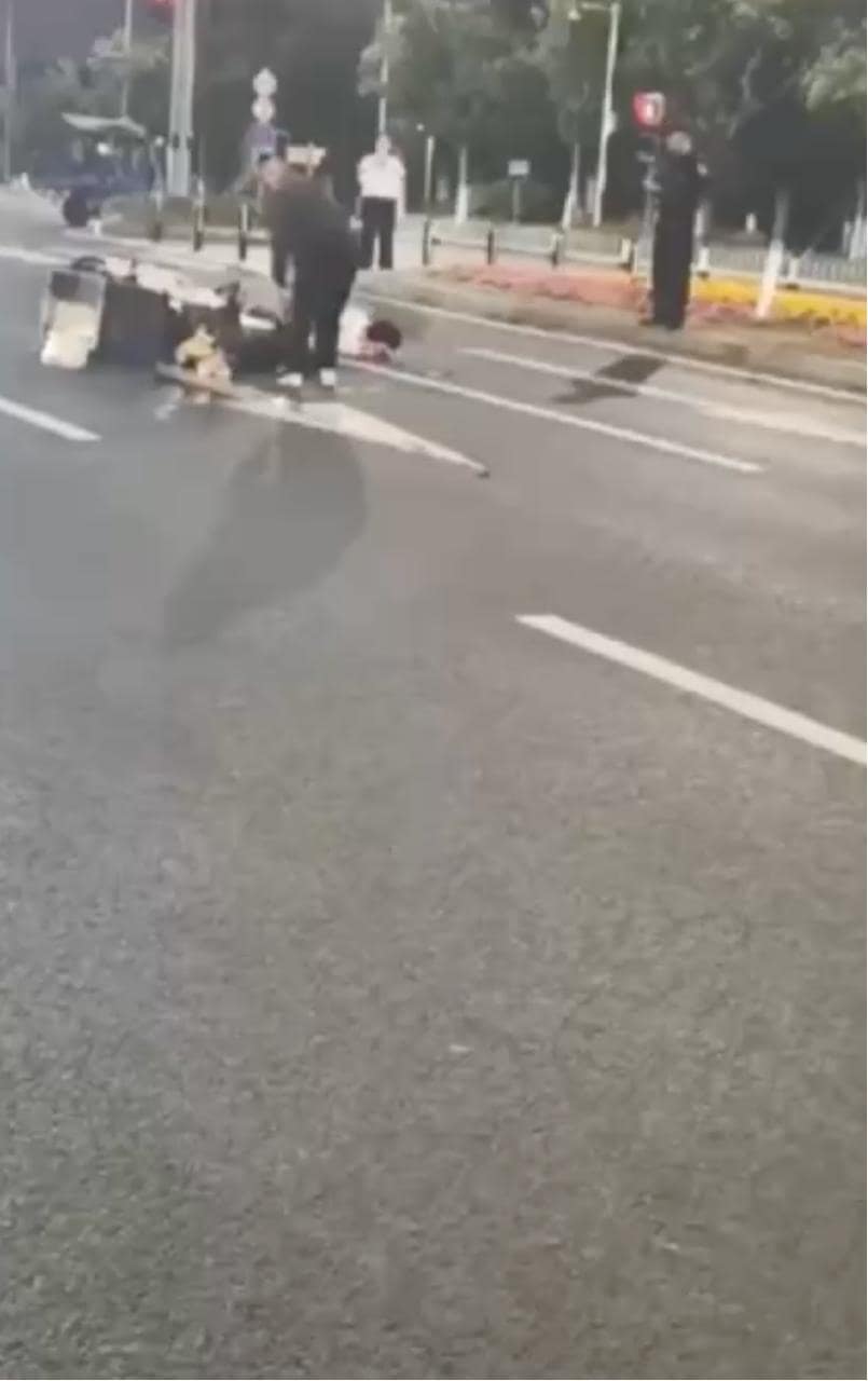 华东师大校门外卖员狂飙撞飞女大学生衣服撕裂私处外露画面太猛 完整视频在线播放