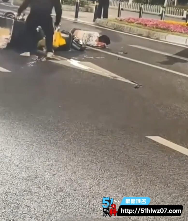 华东师大校门外卖员狂飙撞飞女大学生衣服撕裂私处外露画面太猛