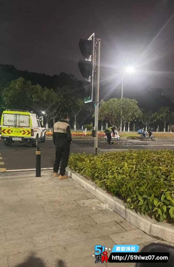 华东师大校门外卖员狂飙撞飞女大学生衣服撕裂私处外露画面太猛 深夜事故