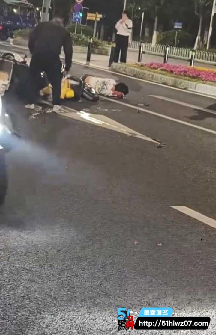 华东师大校门外卖员狂飙撞飞女大学生衣服撕裂私处外露画面太猛 车祸现场视频