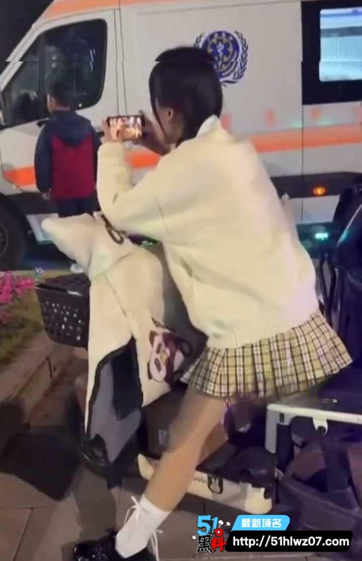 华东师大校门外卖员狂飙撞飞女大学生衣服撕裂私处外露画面太猛 爆料