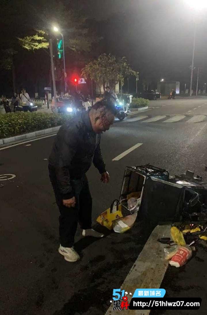 华东师大校门外卖员狂飙撞飞女大学生衣服撕裂私处外露画面太猛 热搜