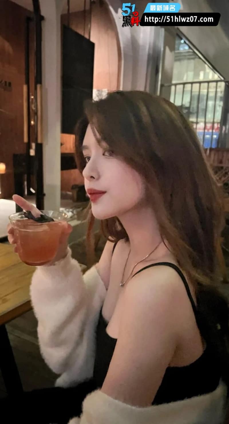 邵昕妍武汉理工大学校花反差视频曝光被调教成人形茶几太顶 私密调教