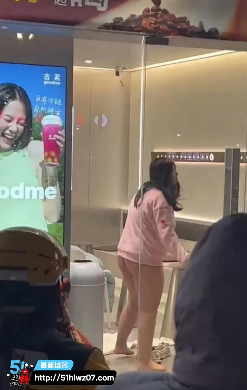 平邑莲花山古茗女子分手崩溃当街脱裤露臀找男人做爱视频流出 当街露臀视频