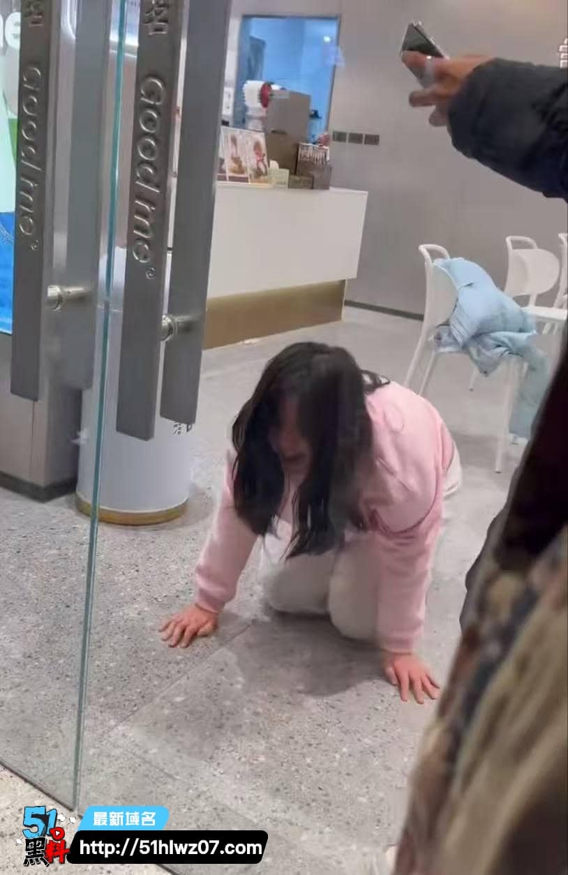平邑莲花山古茗女子分手崩溃当街脱裤露臀找男人做爱视频流出 古茗女子脱裤