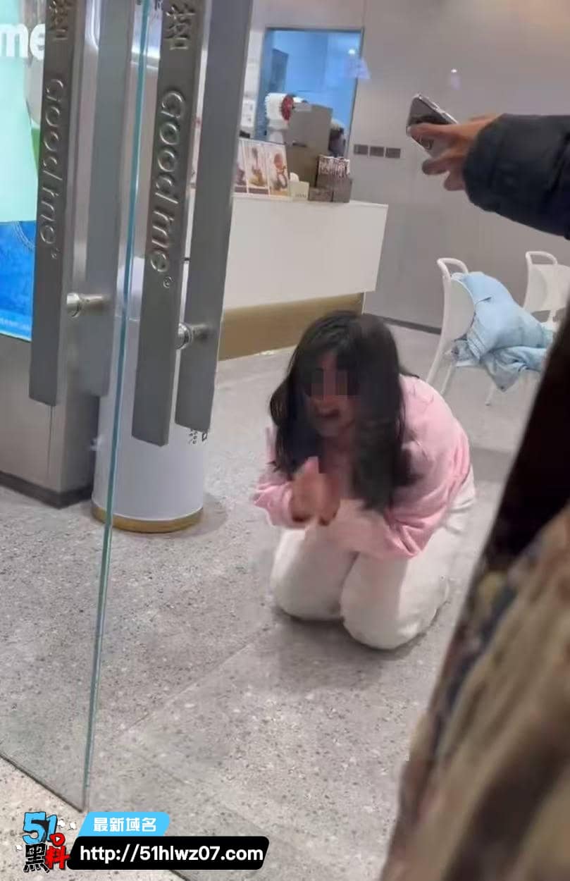 平邑莲花山古茗女子分手崩溃当街脱裤露臀找男人做爱视频流出 网恋分手失控