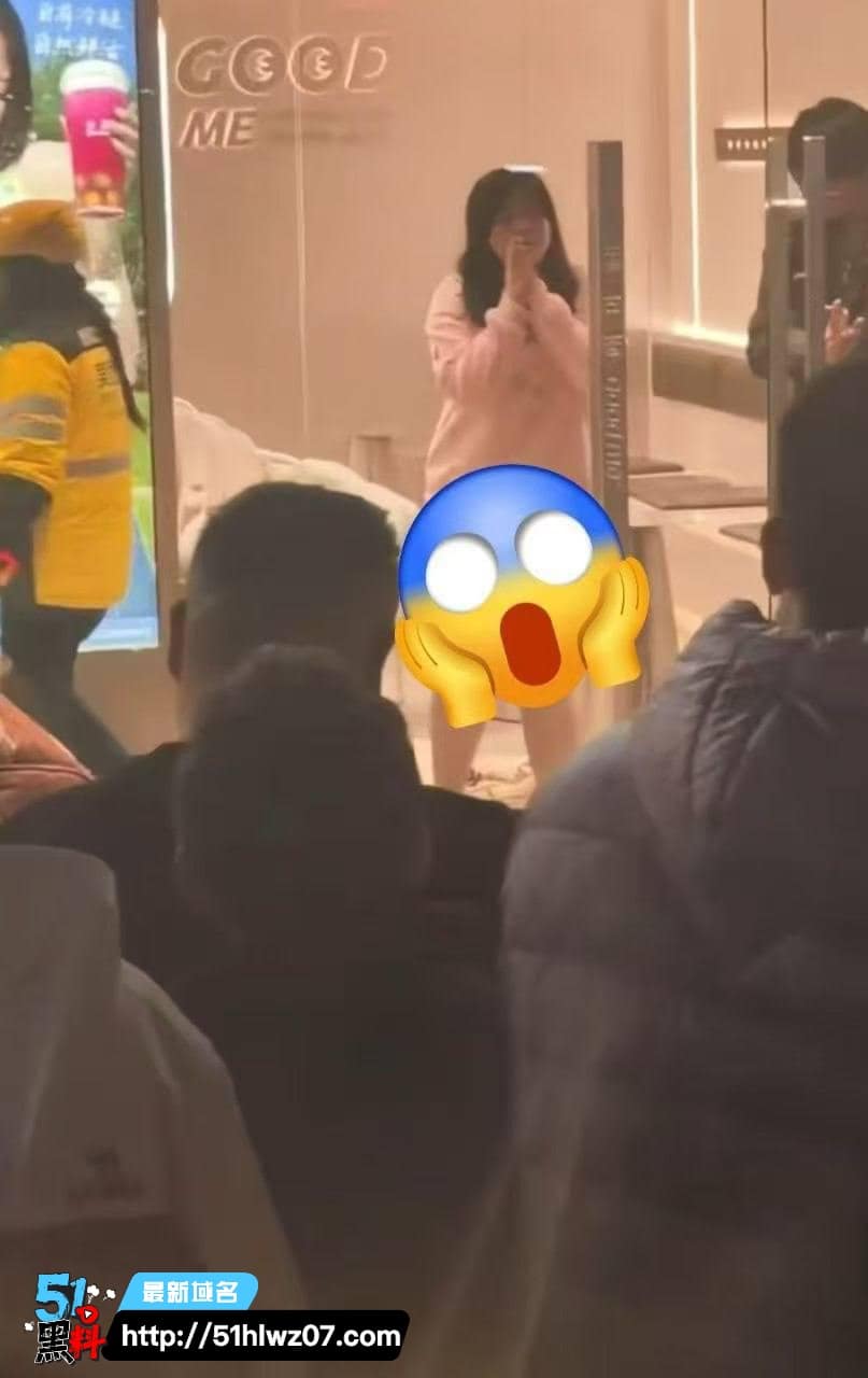 平邑莲花山古茗女子分手崩溃当街脱裤露臀找男人做爱视频流出 当街露臀视频