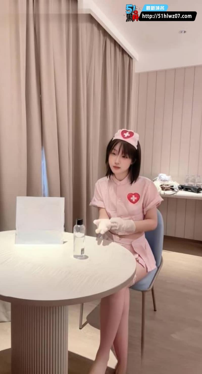 十七的猫这波护士装真顶丨短发嫩妹温柔疗愈直接让人破防