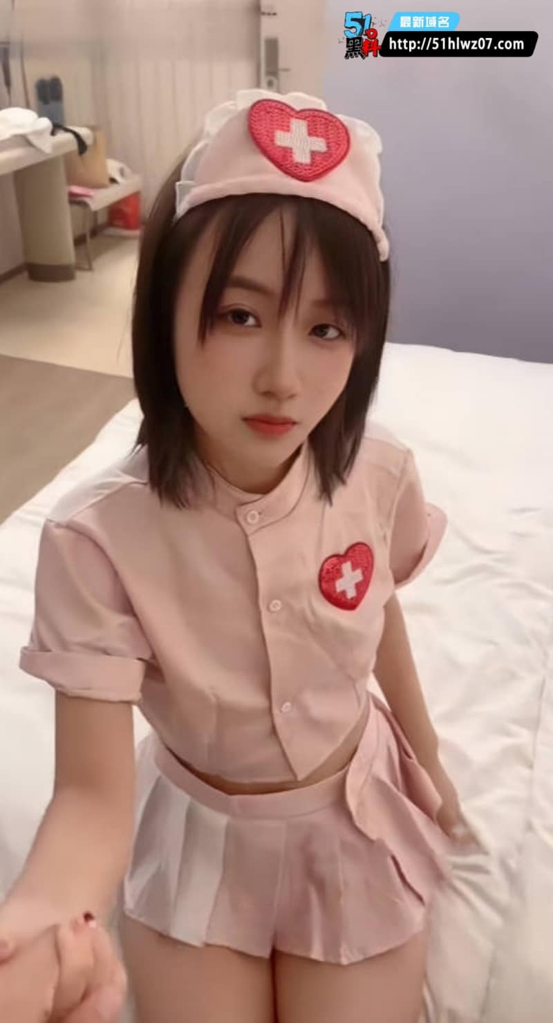 十七的猫这波护士装真顶丨短发嫩妹温柔疗愈直接让人破防 清纯短发嫩妹
