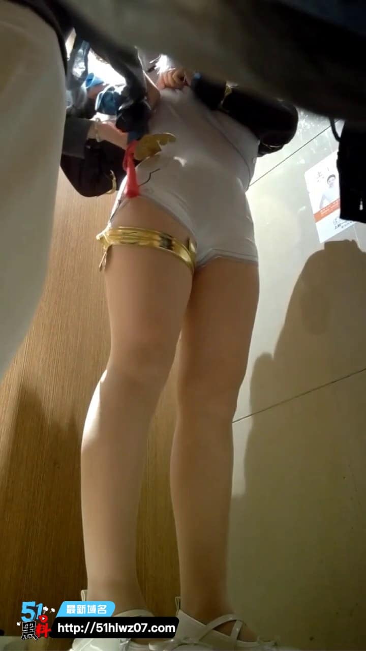 会展厕所偷拍Cos小妹妹，这波透明内衣加黑丝真的绝了 黑丝吊带