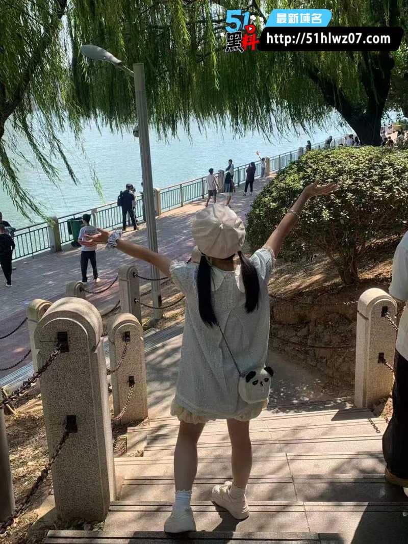 邻家清纯甜妹私密视频流出被男友按头深喉口交反差太顶 中出