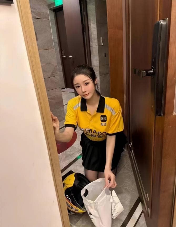 外卖媛小美1400元牛杂汤被玩到失控黑丝美腿被按在墙上狂抽 完整视频在线播放