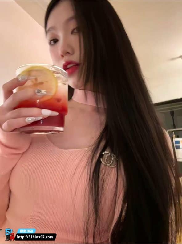 丝袜美足极品保养，女神脚趾灵活蜷动让男人彻底失控 极品美脚
