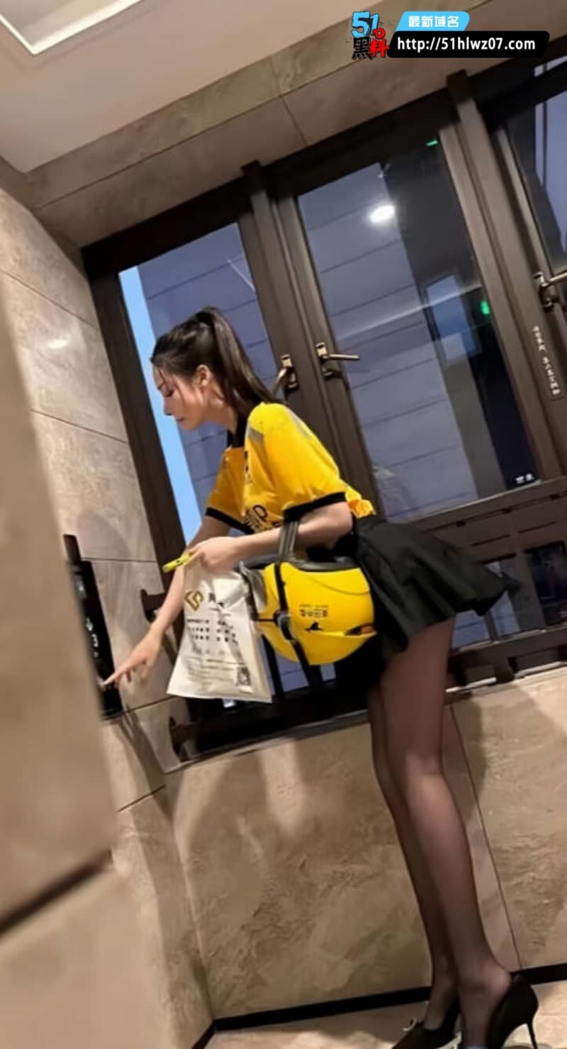 外卖媛小美1400元牛杂汤被玩到失控黑丝美腿被按在墙上狂抽 上门服务