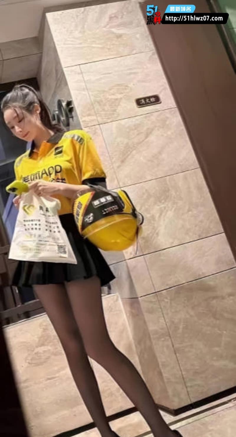 外卖媛小美1400元牛杂汤被玩到失控黑丝美腿被按在墙上狂抽 外卖妹爆料