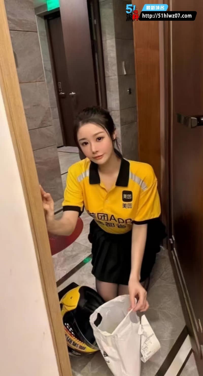 外卖媛小美1400元牛杂汤被玩到失控黑丝美腿被按在墙上狂抽 成人外卖