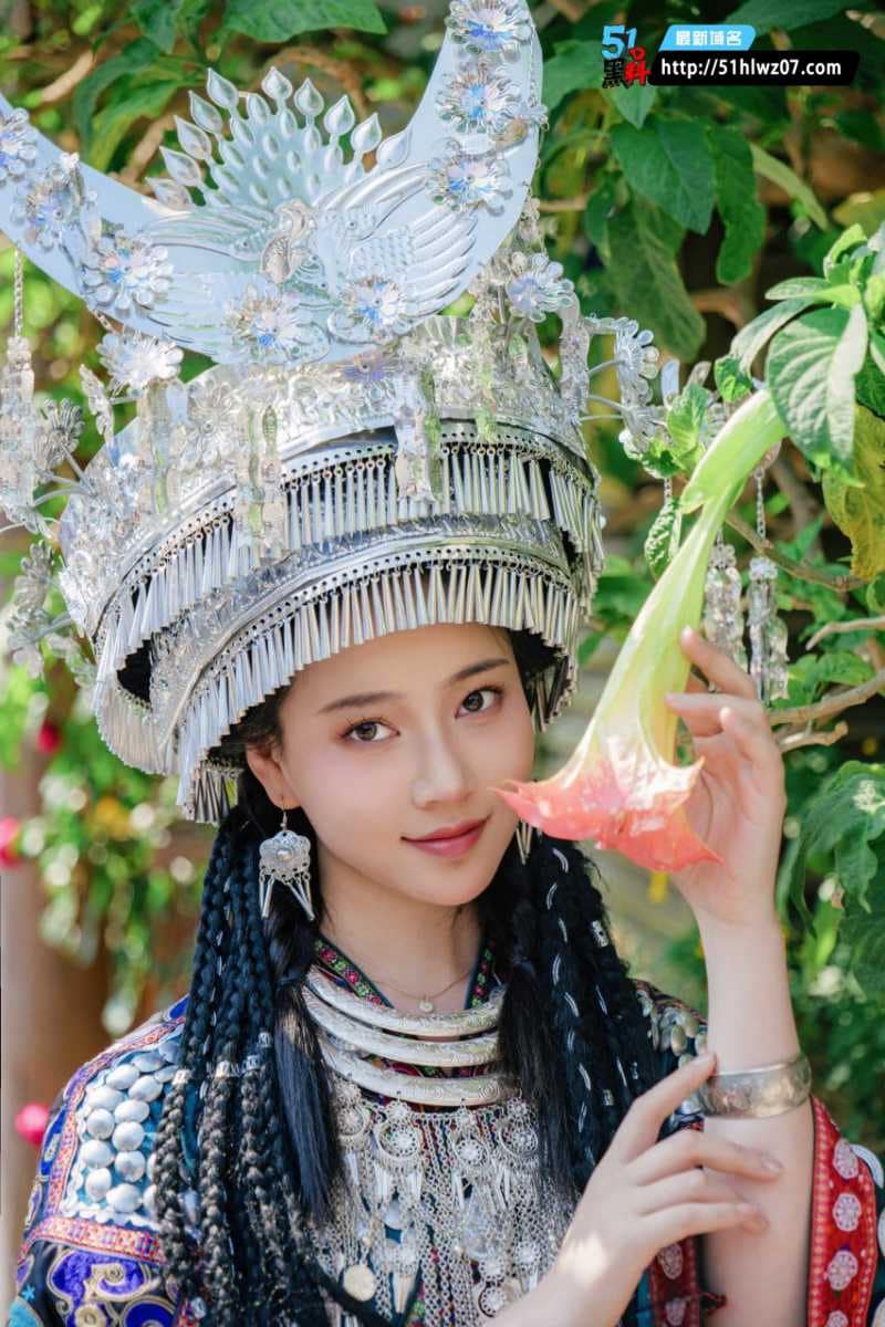 苗疆少女年年银饰半裸跪姿深喉被顶到眼角泛泪太顶了