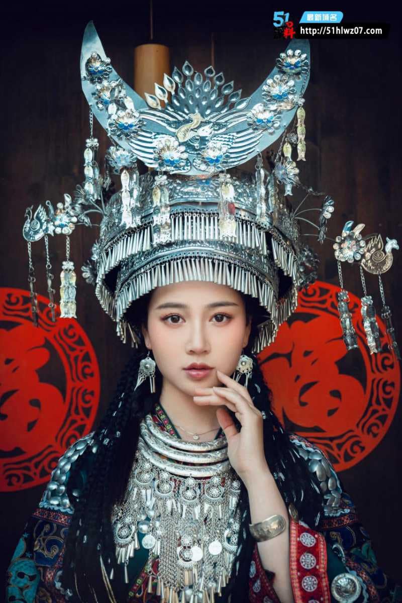 苗疆少女年年银饰半裸跪姿深喉被顶到眼角泛泪太顶了 反差嫩妹