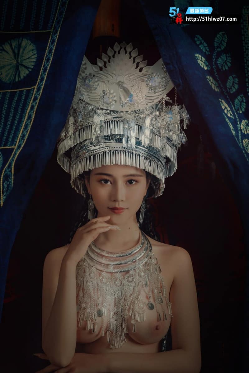 苗疆少女年年银饰半裸跪姿深喉被顶到眼角泛泪太顶了 口交福利
