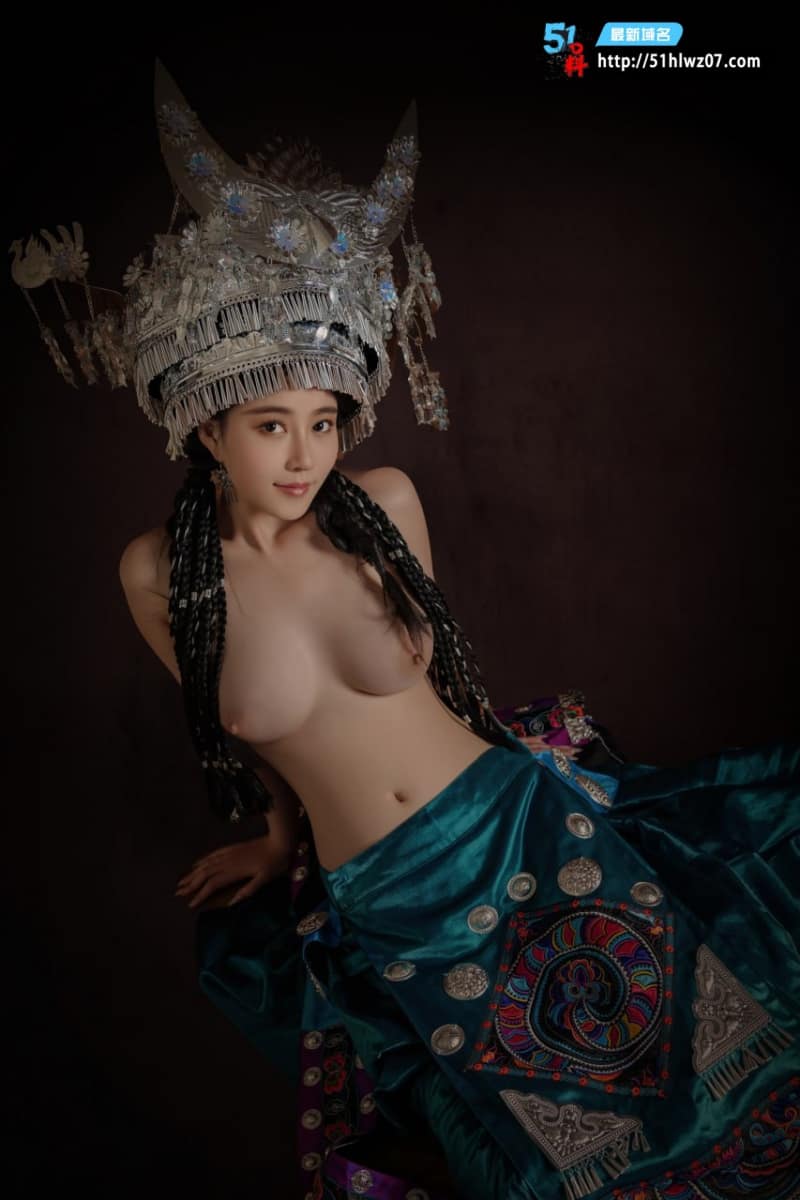 苗疆少女年年银饰半裸跪姿深喉被顶到眼角泛泪太顶了 反差