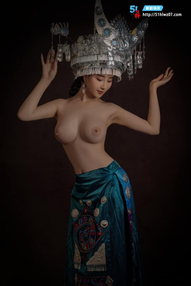 苗疆少女年年银饰半裸跪姿深喉被顶到眼角泛泪太顶了 福利