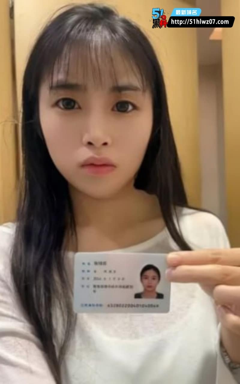 张佳珍看着清纯得像个大学生，私下裸贷视频里玩牙刷太野了 潮喷视频