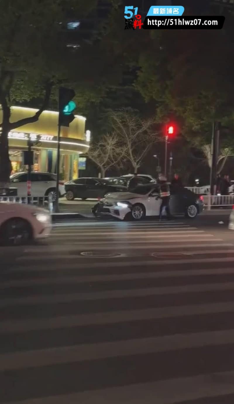 桐乡奔驰女司机闯卡撞交警，这波删帖速度有点耐人寻味