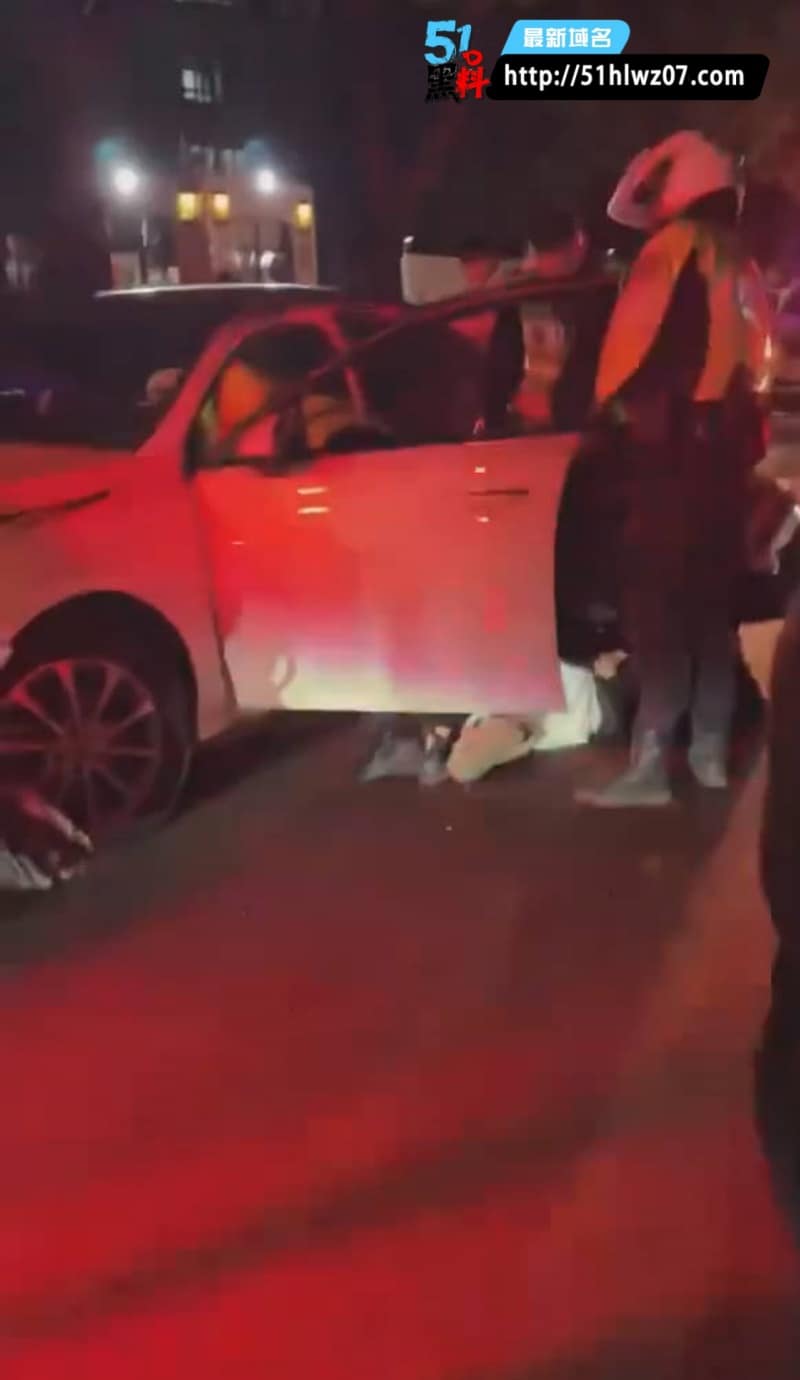 桐乡奔驰女司机闯卡撞交警，这波删帖速度有点耐人寻味 撞飞交警