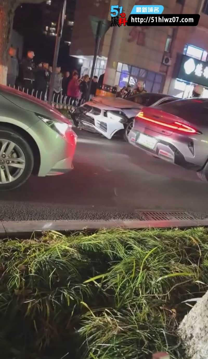 桐乡奔驰女司机闯卡撞交警，这波删帖速度有点耐人寻味 浙江交通事故