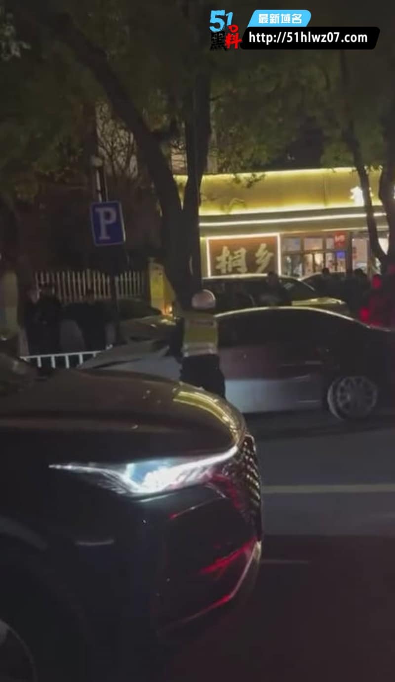 桐乡奔驰女司机闯卡撞交警，这波删帖速度有点耐人寻味 奔驰女司机视频