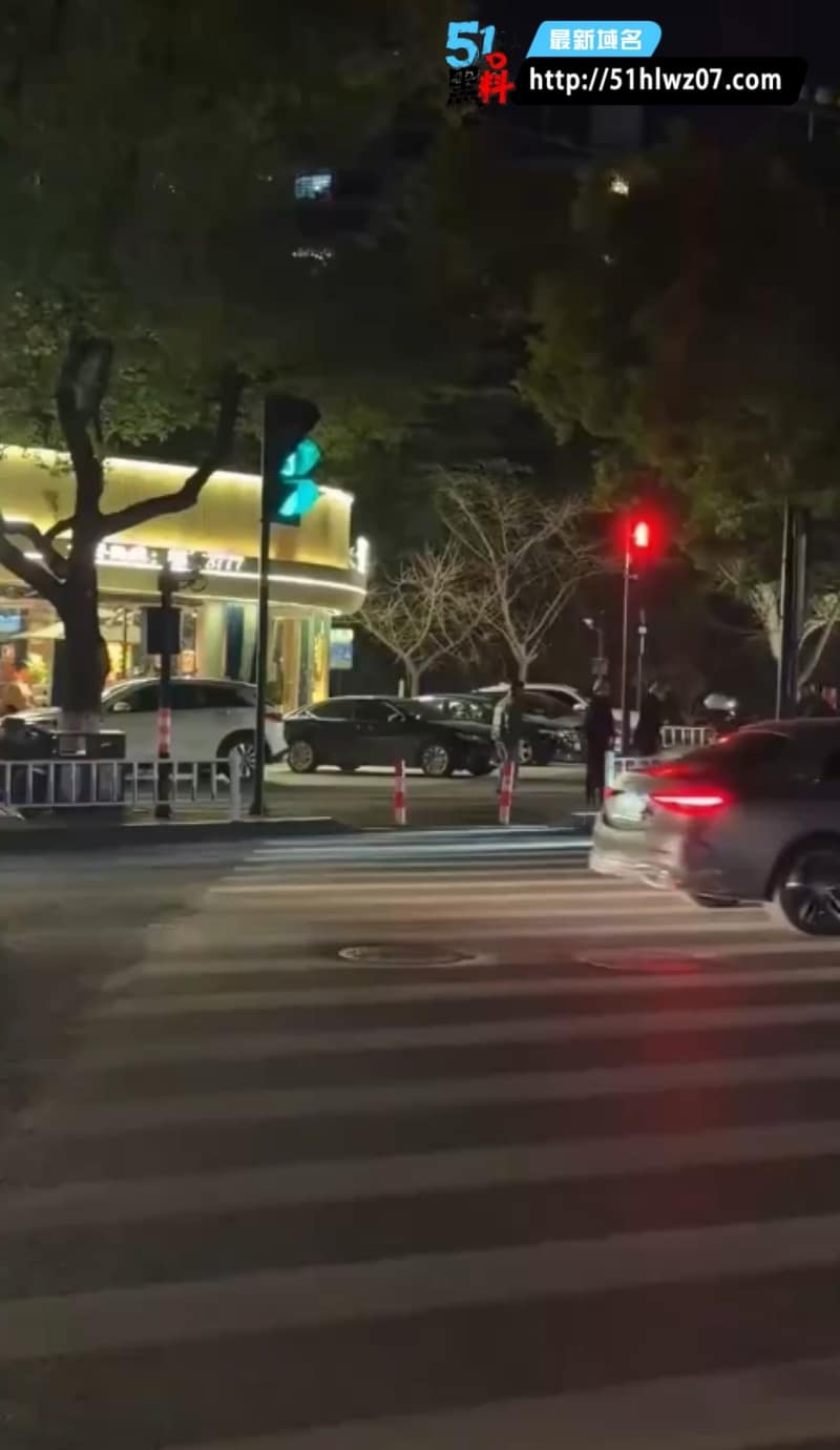 桐乡奔驰女司机闯卡撞交警，这波删帖速度有点耐人寻味 删帖内幕