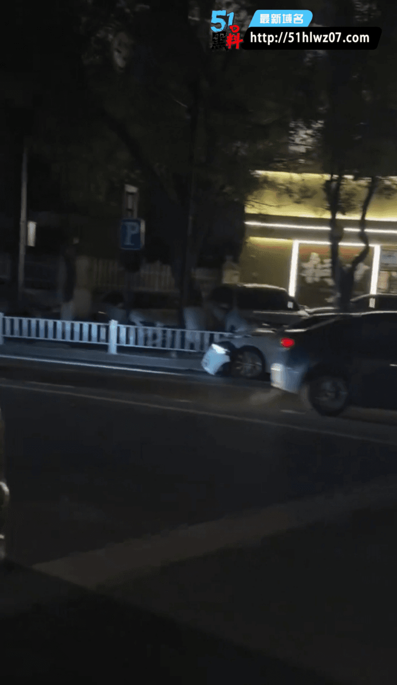 桐乡奔驰女司机闯卡撞交警，这波删帖速度有点耐人寻味 爆料