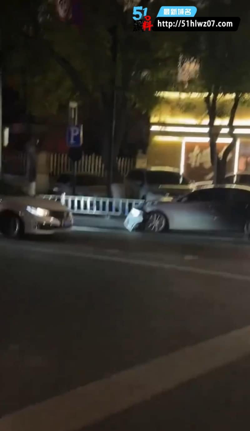 桐乡奔驰女司机闯卡撞交警，这波删帖速度有点耐人寻味 热搜