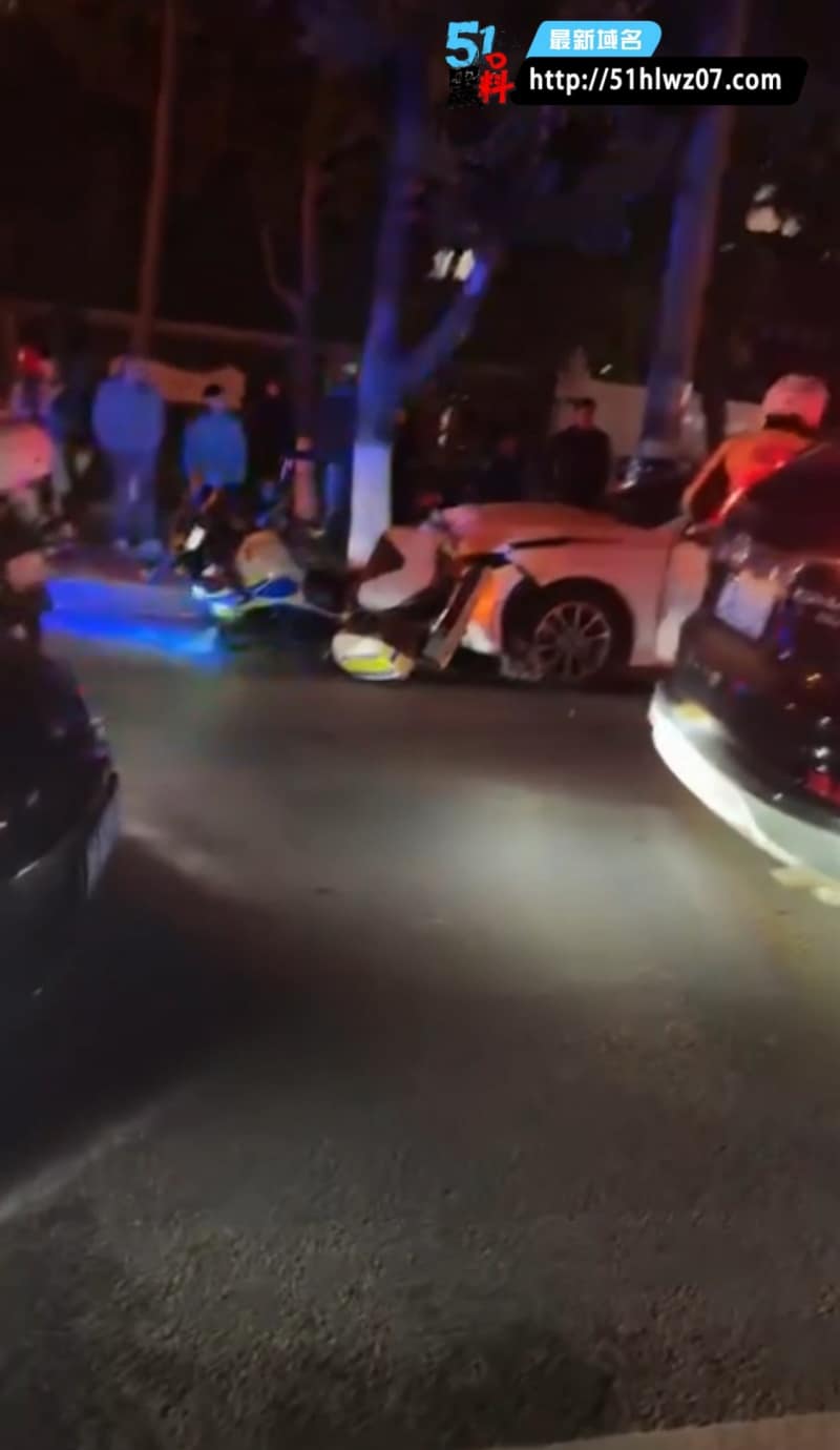 桐乡奔驰女司机闯卡撞交警，这波删帖速度有点耐人寻味 奇闻