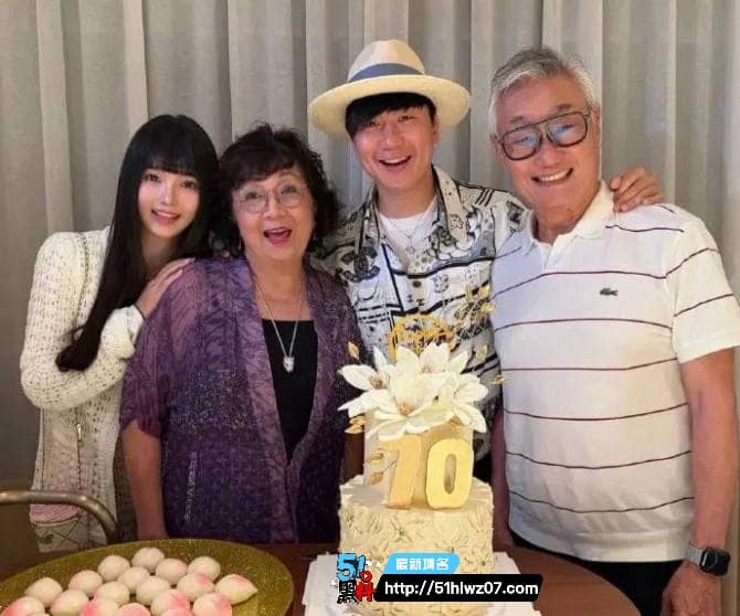 林俊杰新女友analisa七七曝光丨小20岁美籍网红带妈庆生官宣了 叔侄恋